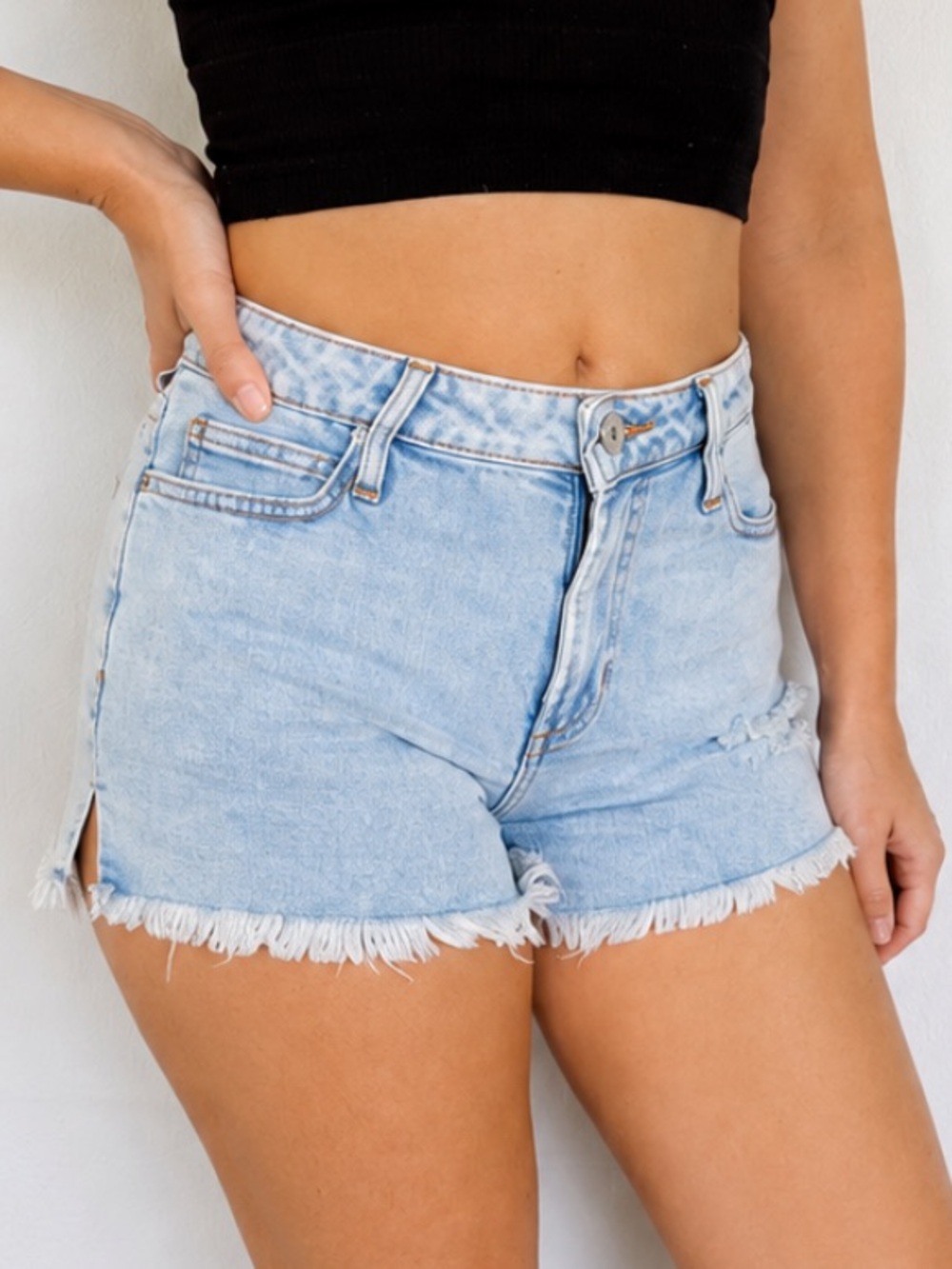 BCBG Generation high rise 4” distressed light wash jean shorts size 3/26